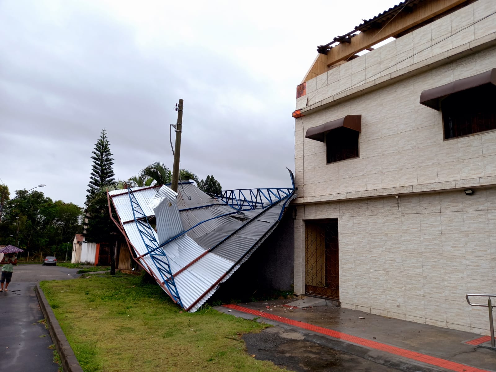 Mau tempo provoca alagamentos destelhamentos e quedas de árvores ES360