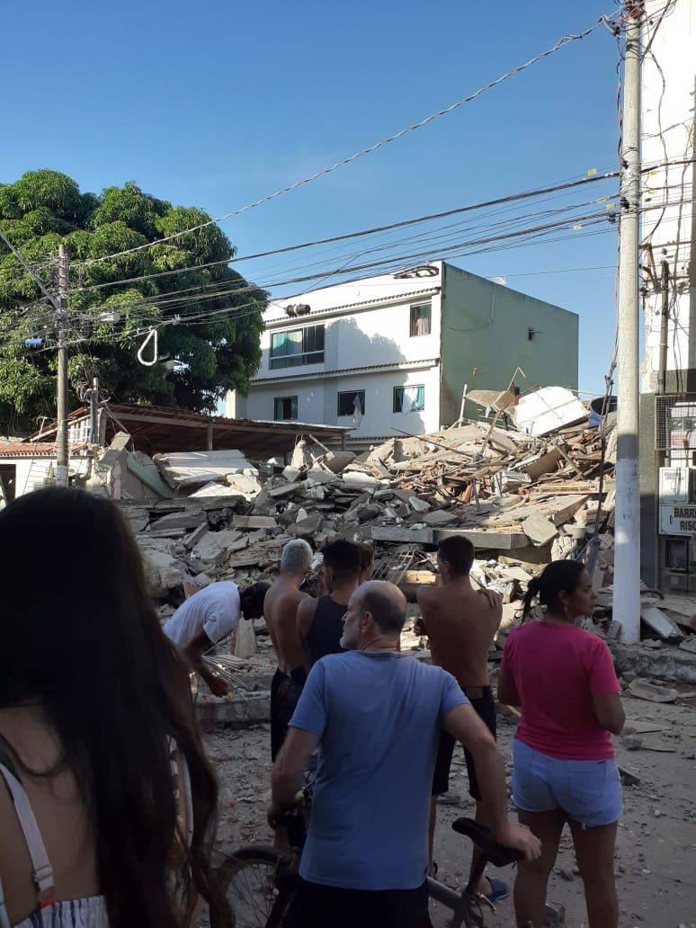 Pr Dio De Tr S Andares Desaba Em Vila Velha Es