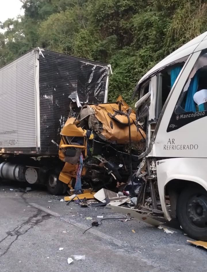 Motorista morre e 11 pessoas ficam feridas em acidente ônibus ES360