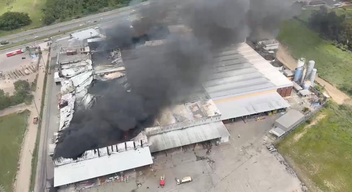 Imagens aéreas mostram destruição na fábrica da Cacau Show ES360