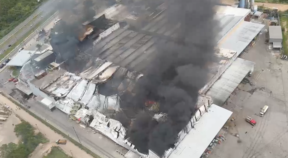 Imagens aéreas mostram destruição na fábrica da Cacau Show ES360