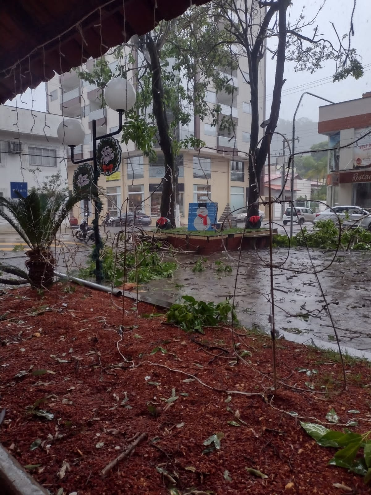 Vendaval E Chuva Forte Assustam Moradores De Alfredo Chaves ES360