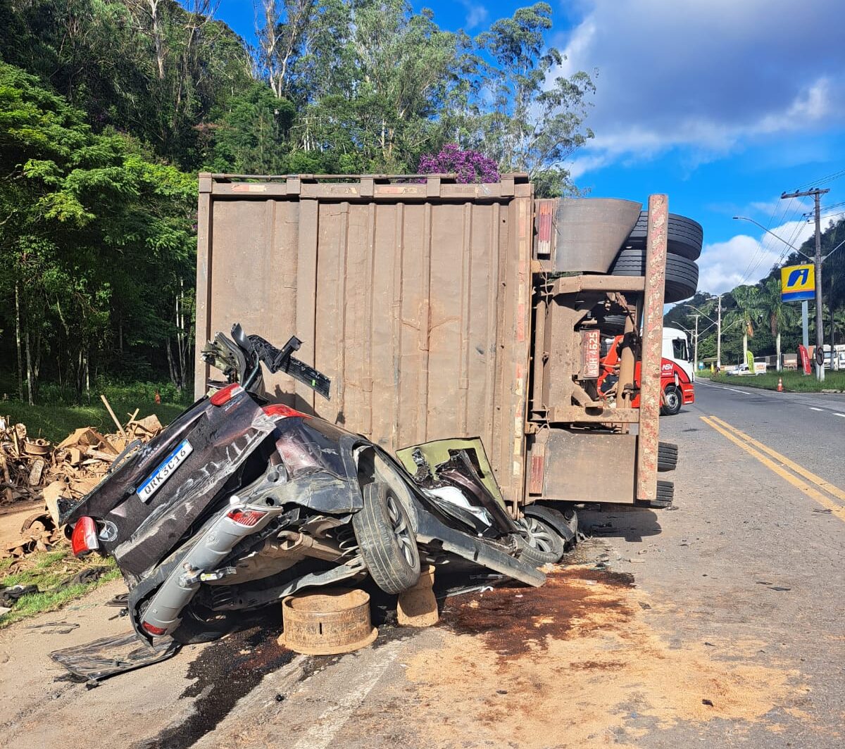 Carreta Esmaga Carro Na Br Crian A E Motorista Sobrevivem Es