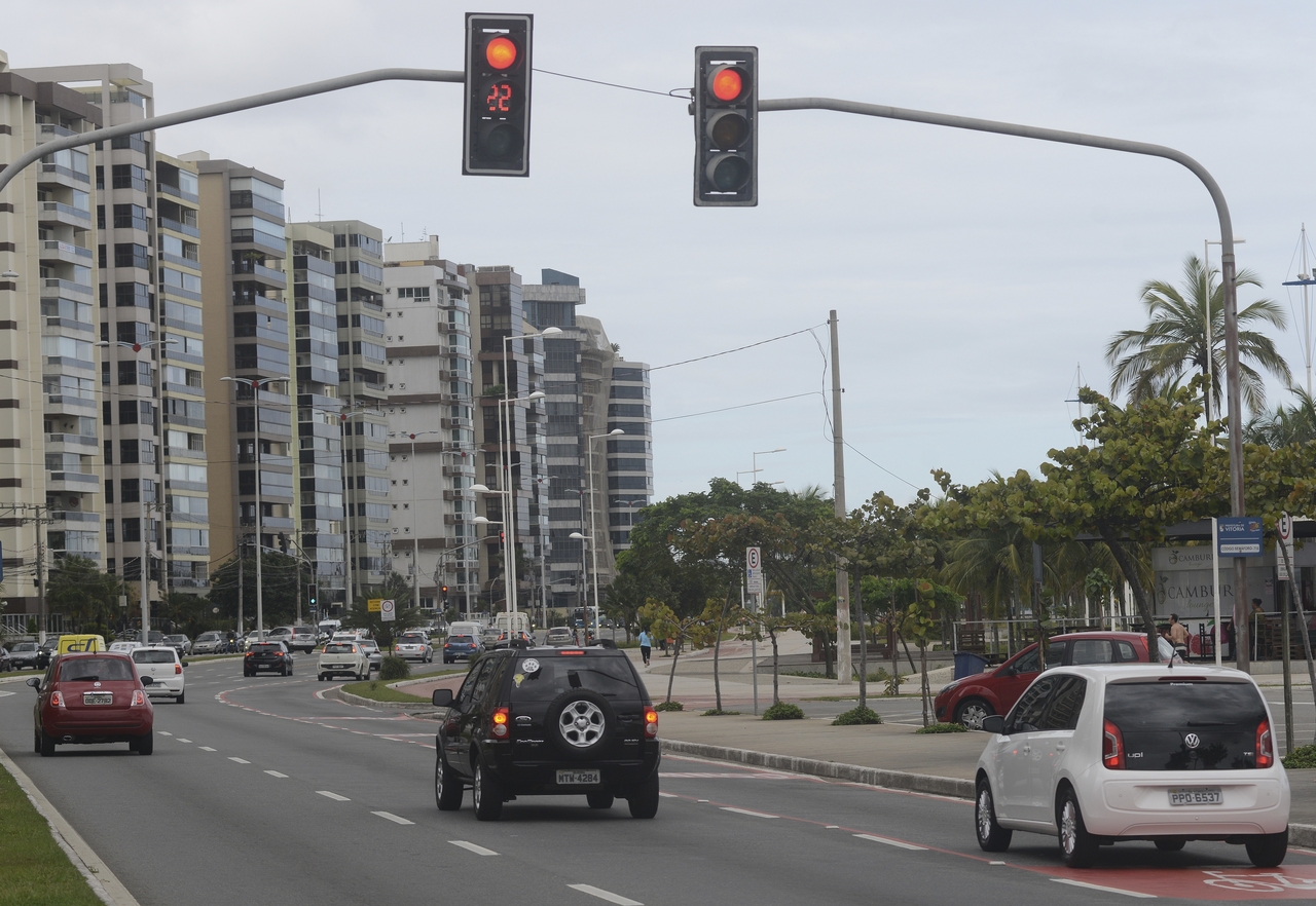 Avanço de sinal na avenida Dante Michelini, em Vitória