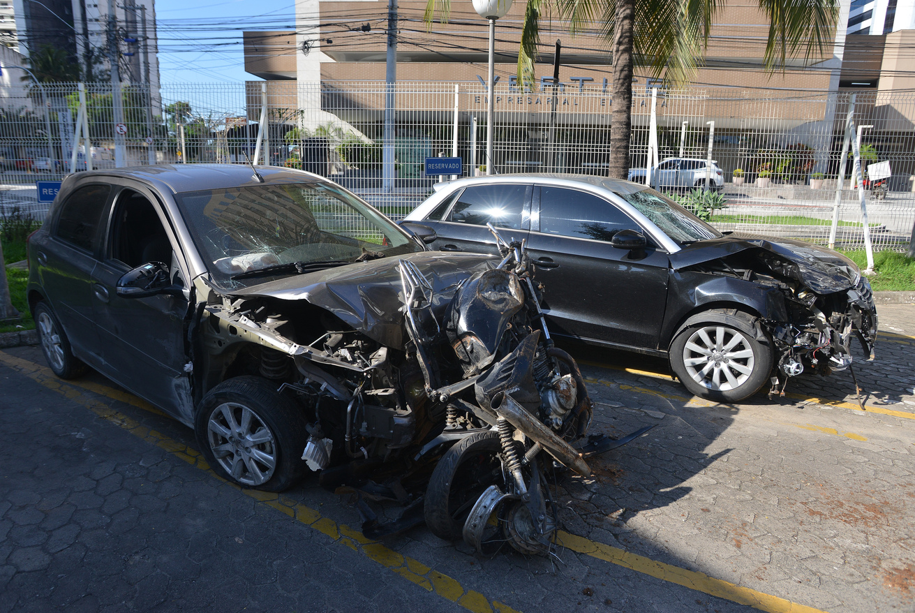 Carros envolvidos no racha na Terceira Ponte