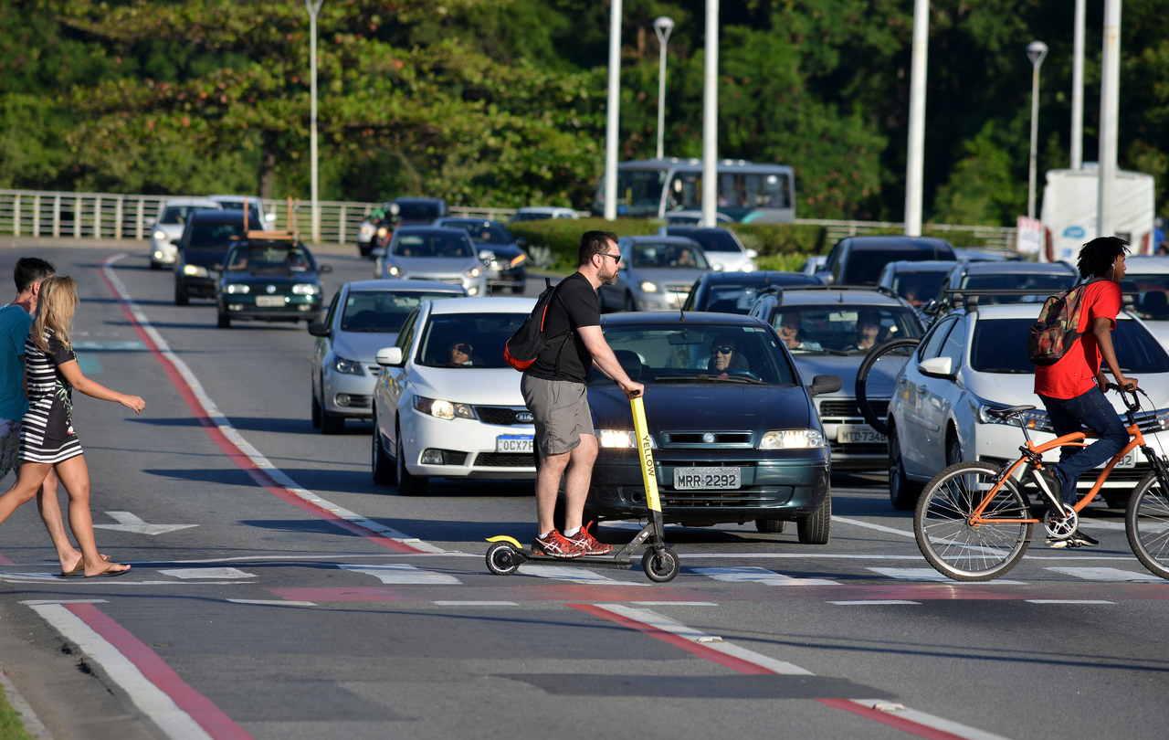 Sem regras, patinete elétrico ainda é desafio para cidades