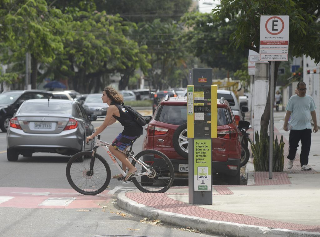 Equipamento de cobrança do estacionamento rotativo de Vitória