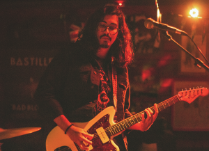 O vocalista Vitor Locatelli comanda a banda Moreati
