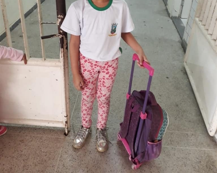 Alunas são impedidas de entrar na escola