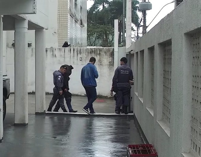 Momento em que PM se entrega