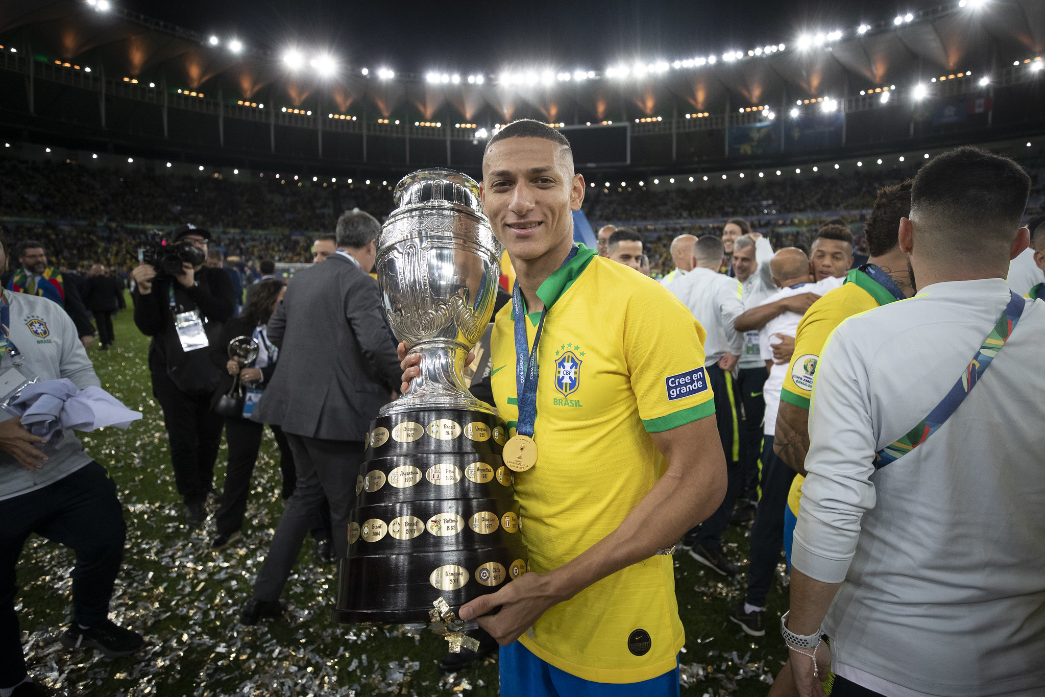 Richarlison recebe homenagem