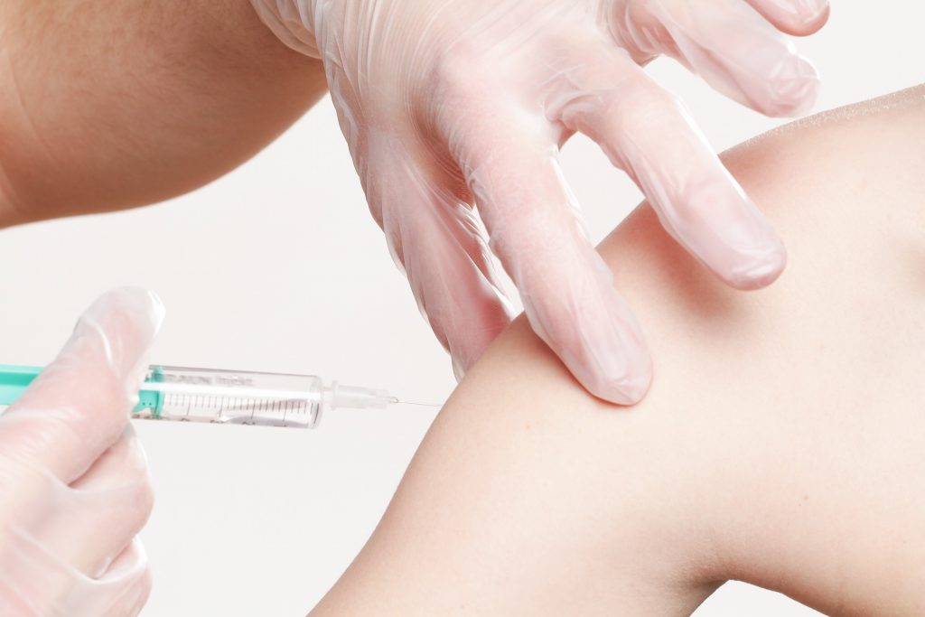 EUA contratam Sanofi e GSK para produção de 100 milhões de doses de vacina. Foto: Angelo Esslinger/Pixabay