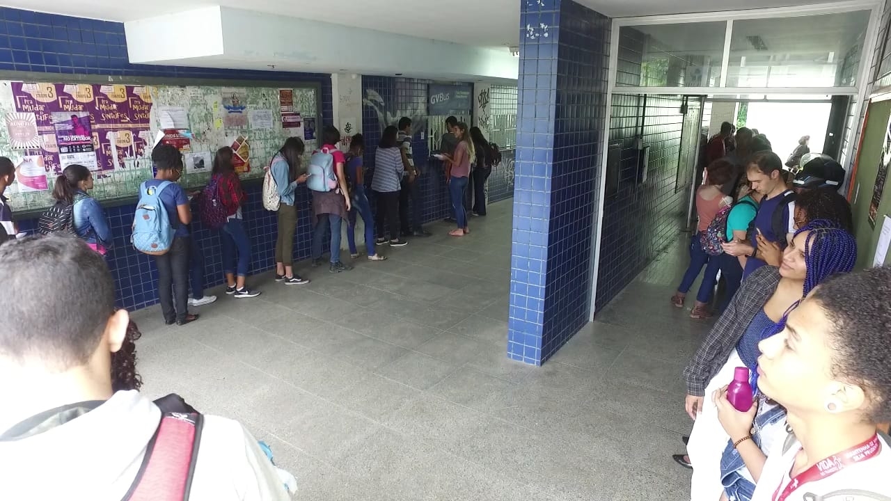 Fila de procura pelo Cartão GV na Ufes, em Vitória