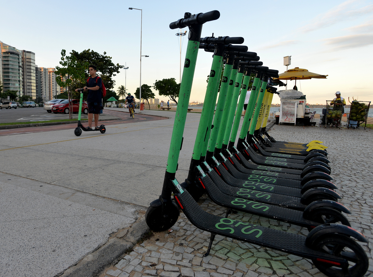 VÍDEO: Vitória vai aumentar idade mínima para uso de patinetes elétricos. Foto: Chico Guedes no calçadão da praia de Camburi, em Vitória