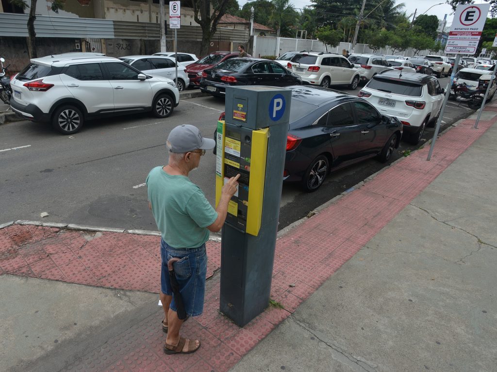 Rotativo da rua Aleixo Neto, na Praia do Canto, em Vitória