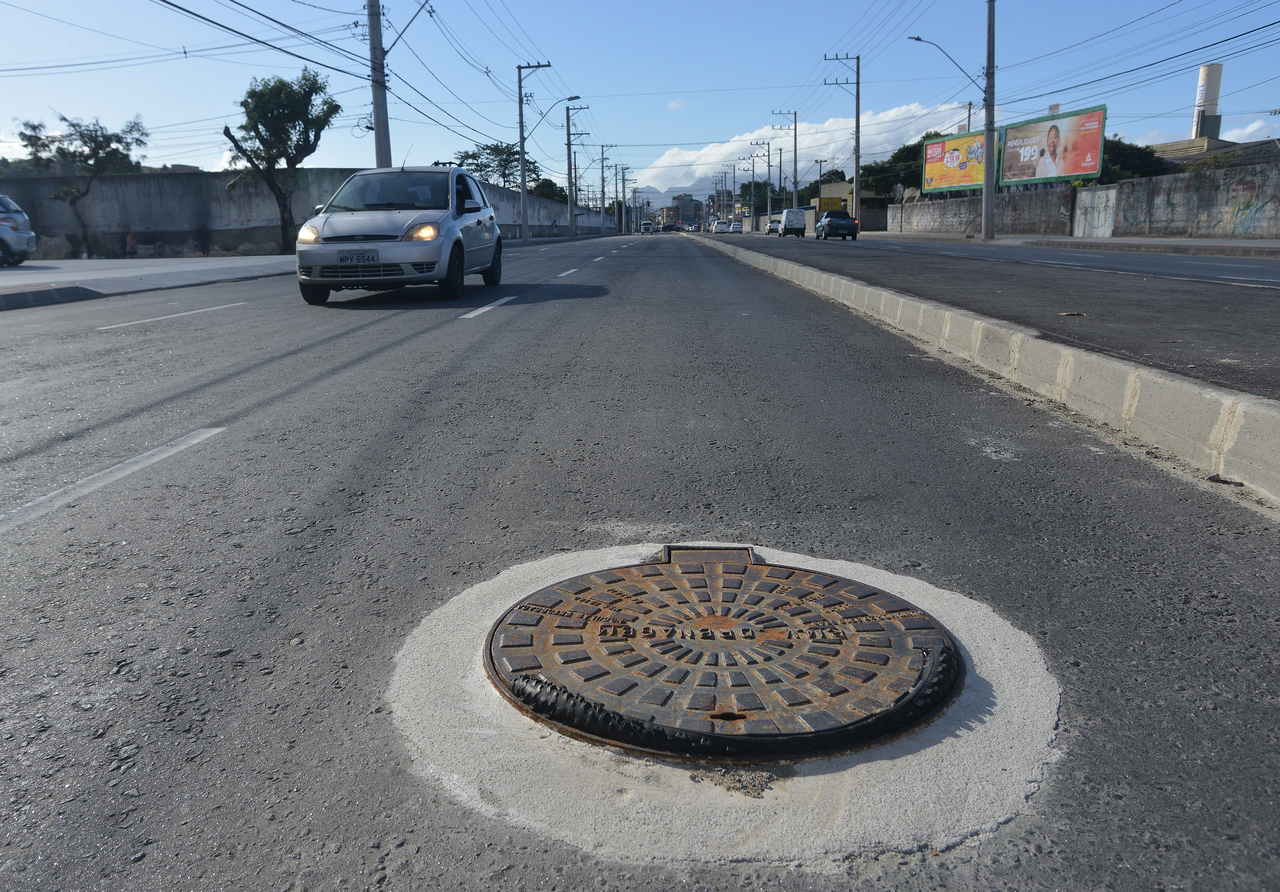 TAMPA DE BUEIRO EXPOSTA NA AVENIDA LEITÃO DA SILVA