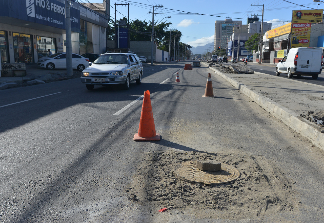 TAMPA DE BUEIRO EXPOSTA NA LEITÃO DA SILVA