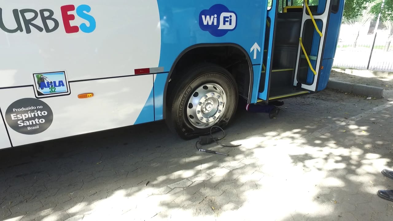 Transcol tem pneu furado durante paralisação dos rodoviários