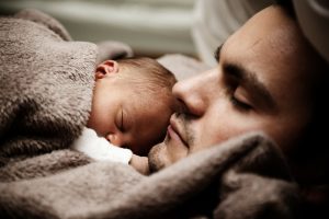 Maioria dos pais da nova geração participa da criação dos filhos. Foto: Pixabay
