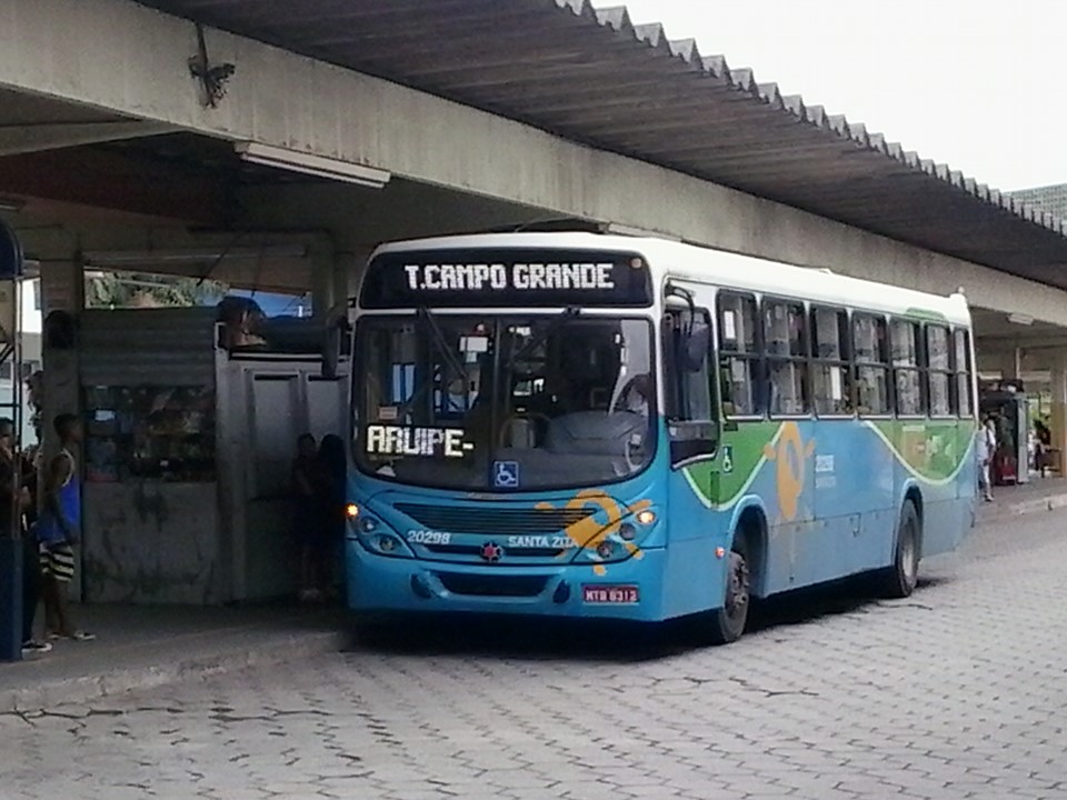 Ônibus do Transcol parado no terminal da Serra para os passageiros entrarem