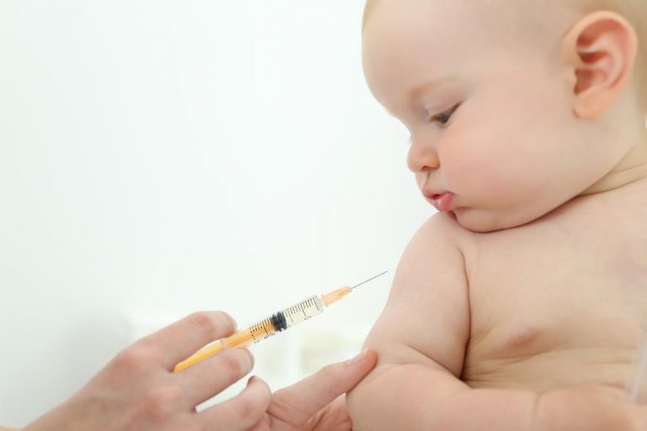 Bebê tomando vacina. Foto: Divulgação