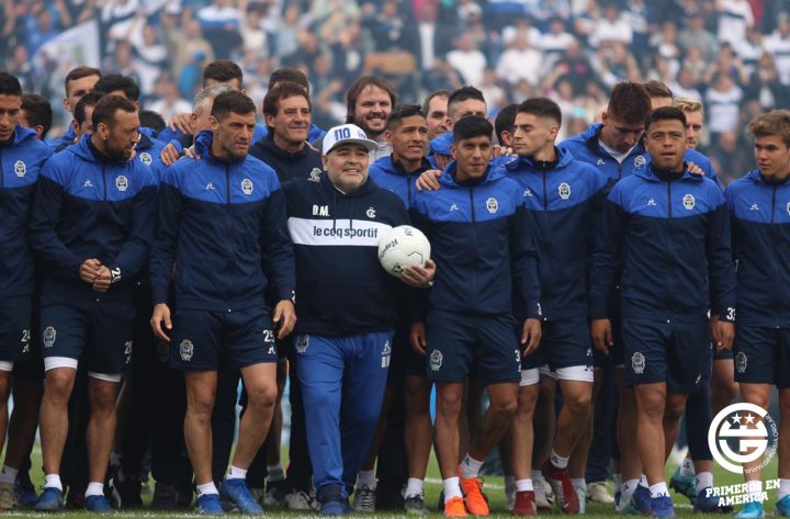 Maradona retorna ao futebol