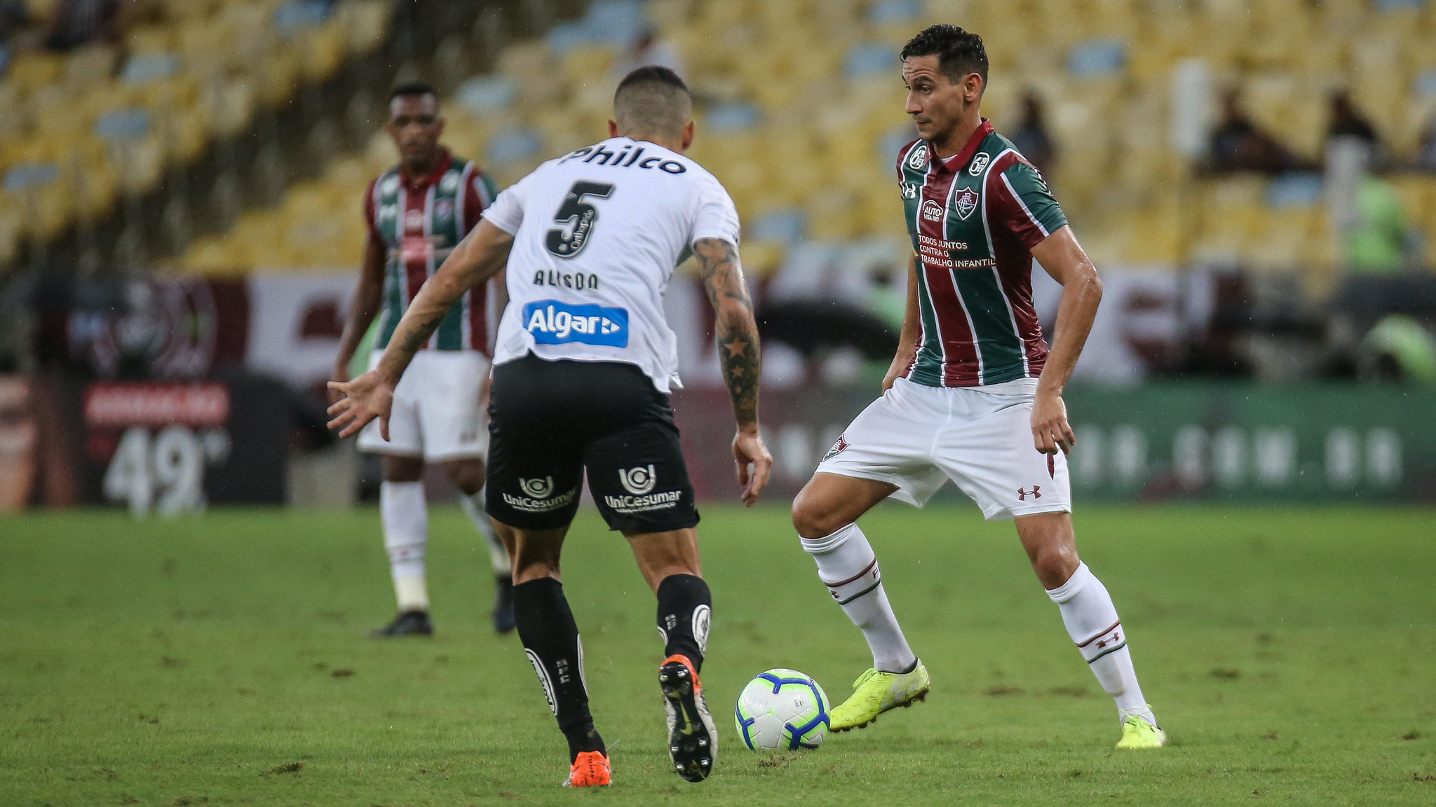No segundo tempo, ao ser substituído por Daniel, Ganso chamou Oswaldo de Oliveira de "burro" à beira do gramado e precisou ser seguro pelos companheiros para não partir para a agressão. Foto: Lucas Merçon/Fluminense F.C