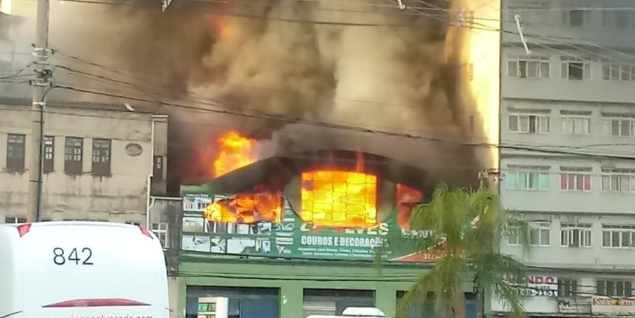 Incêndio atinge loja na Vila Rubim, em Vitória. Foto: Internauta
