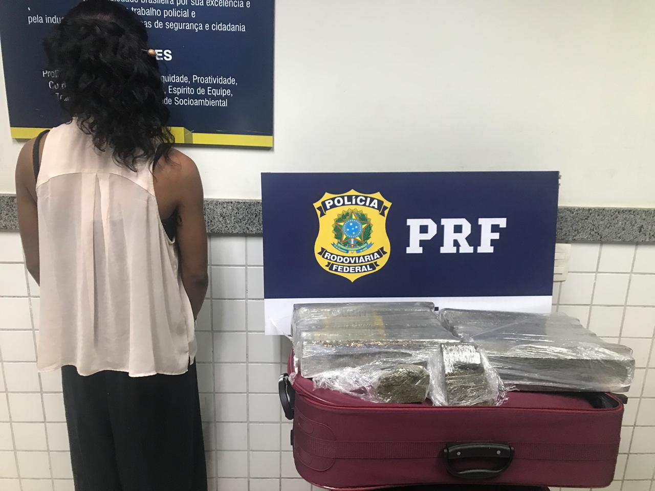 PRF apreende 15kg de maconha em ônibus que vinha de Belo Horizonte para Vitória.