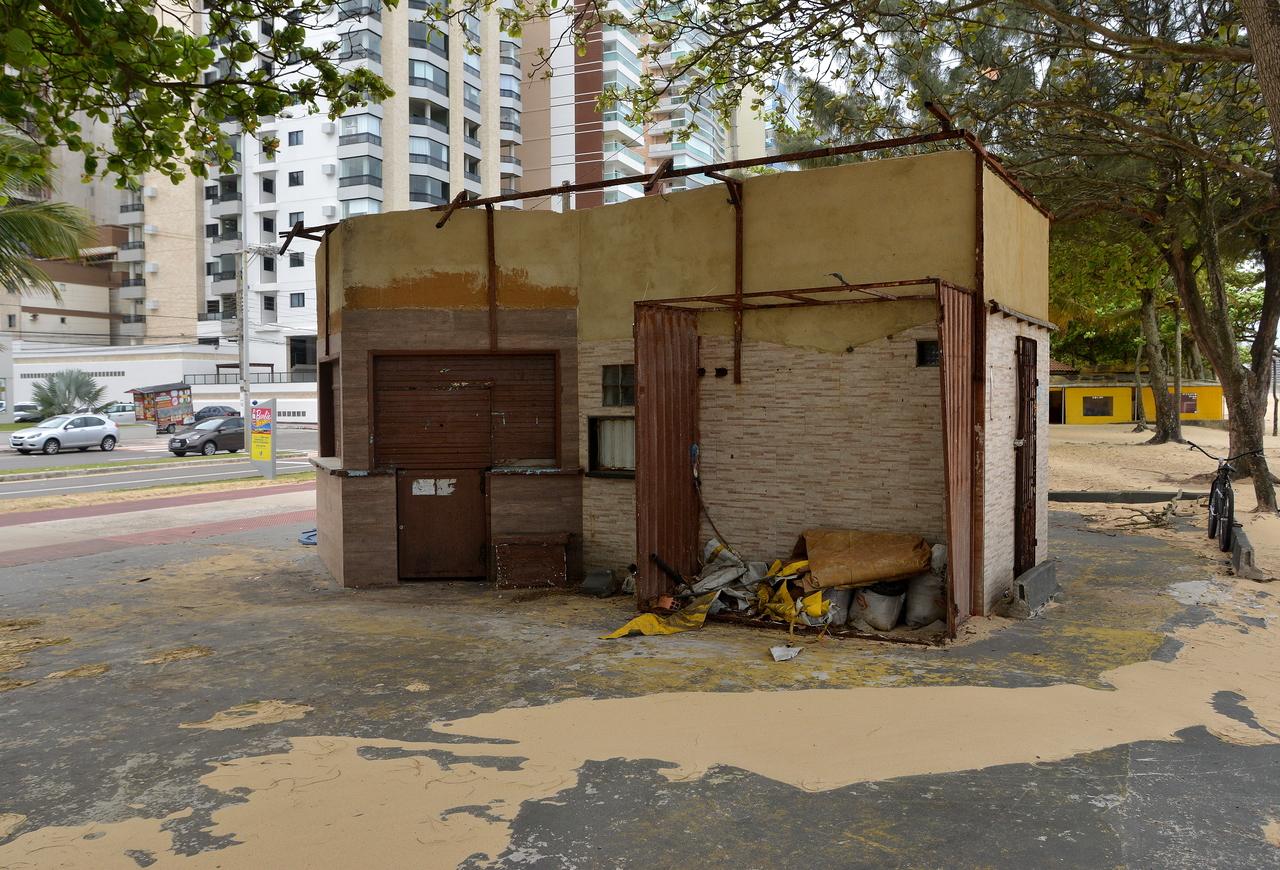 Dois quiosques foram destelhados na orla de Vila Velha. Foto: Chico Guedes