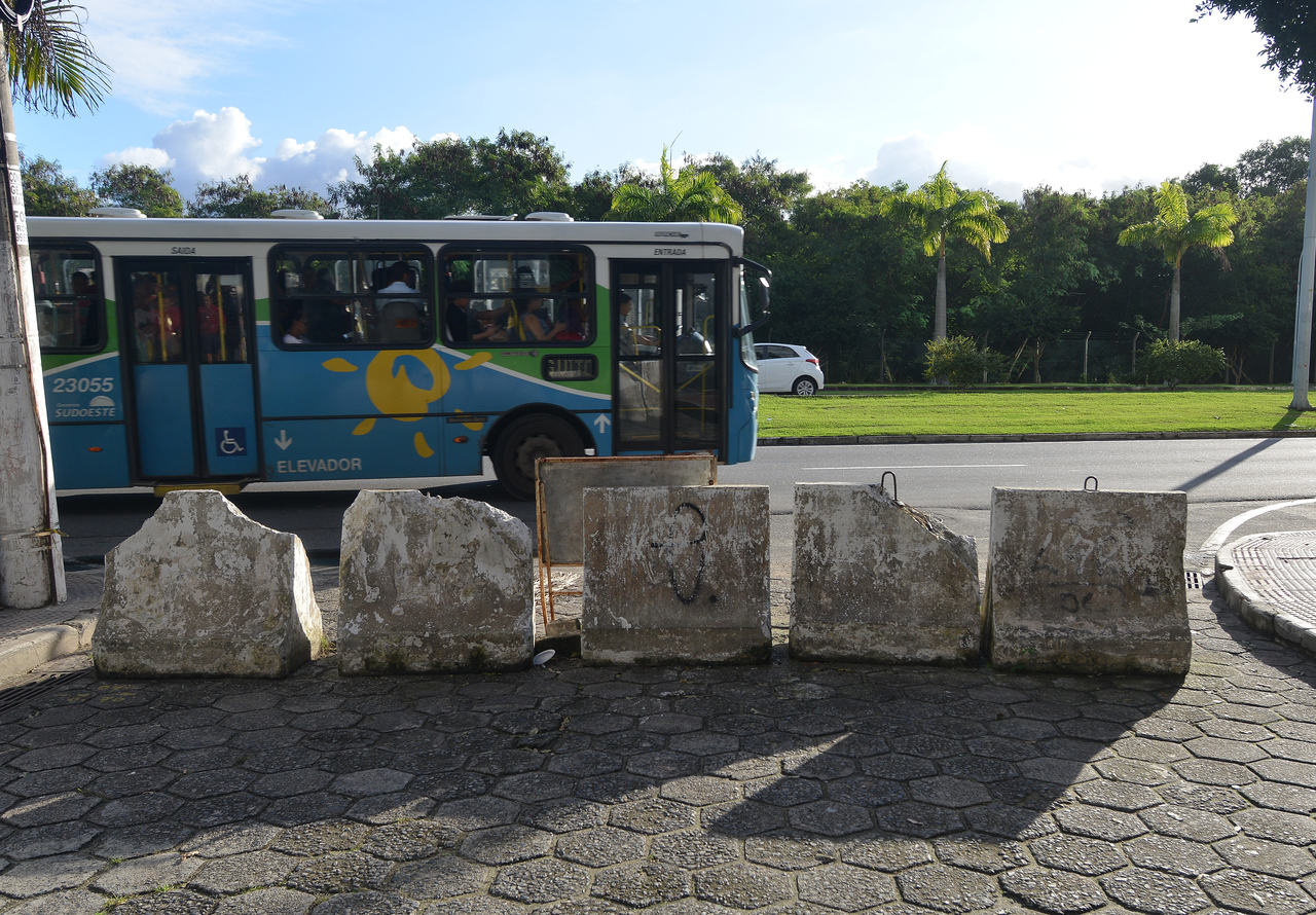 Os blocos de concreto interditavam o trânsito na rua Ruy Pinto Bandeira. Foto: Chico Guedes