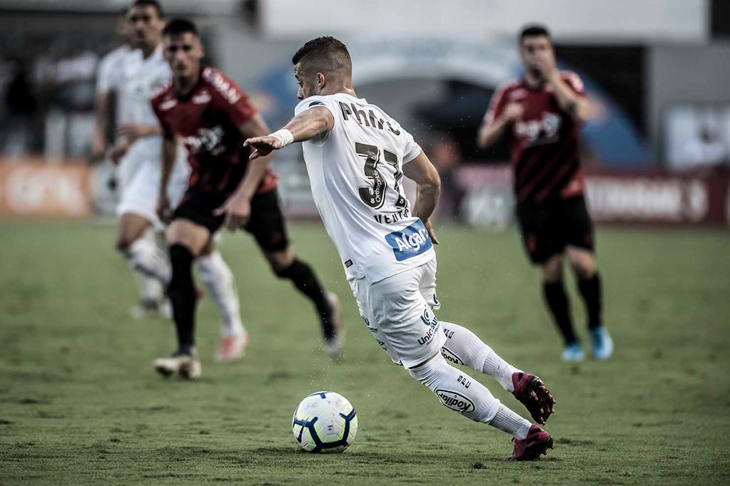 Braian Romero fez gol aos 41 do primeiro tempo; Carlos Sánchez marcou de pênalti, aos 46 da etapa final. Foto: Ivan Storti/Santos FC