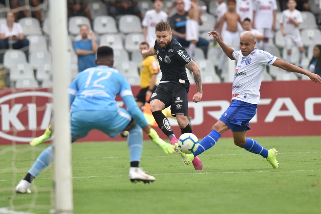 Carlos Sánchez, de pênalti, abriu o placar aos 34 minutos do primeiro tempo e Eduardo Sasha ampliou aos 11 do segundo tempo. Foto: Ivan Storti/Santos FC