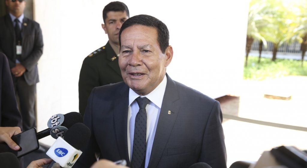 O vice-presidente Hamilton Mourão fala à imprensa. Foto: Antonio Cruz/Agência Brasil