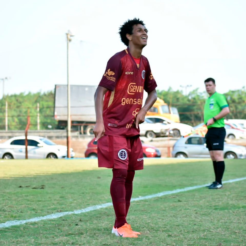 Atacante Matheus Bidick comemora gol na goleada de 8 a 1 da Desportiva contra o Linhares.