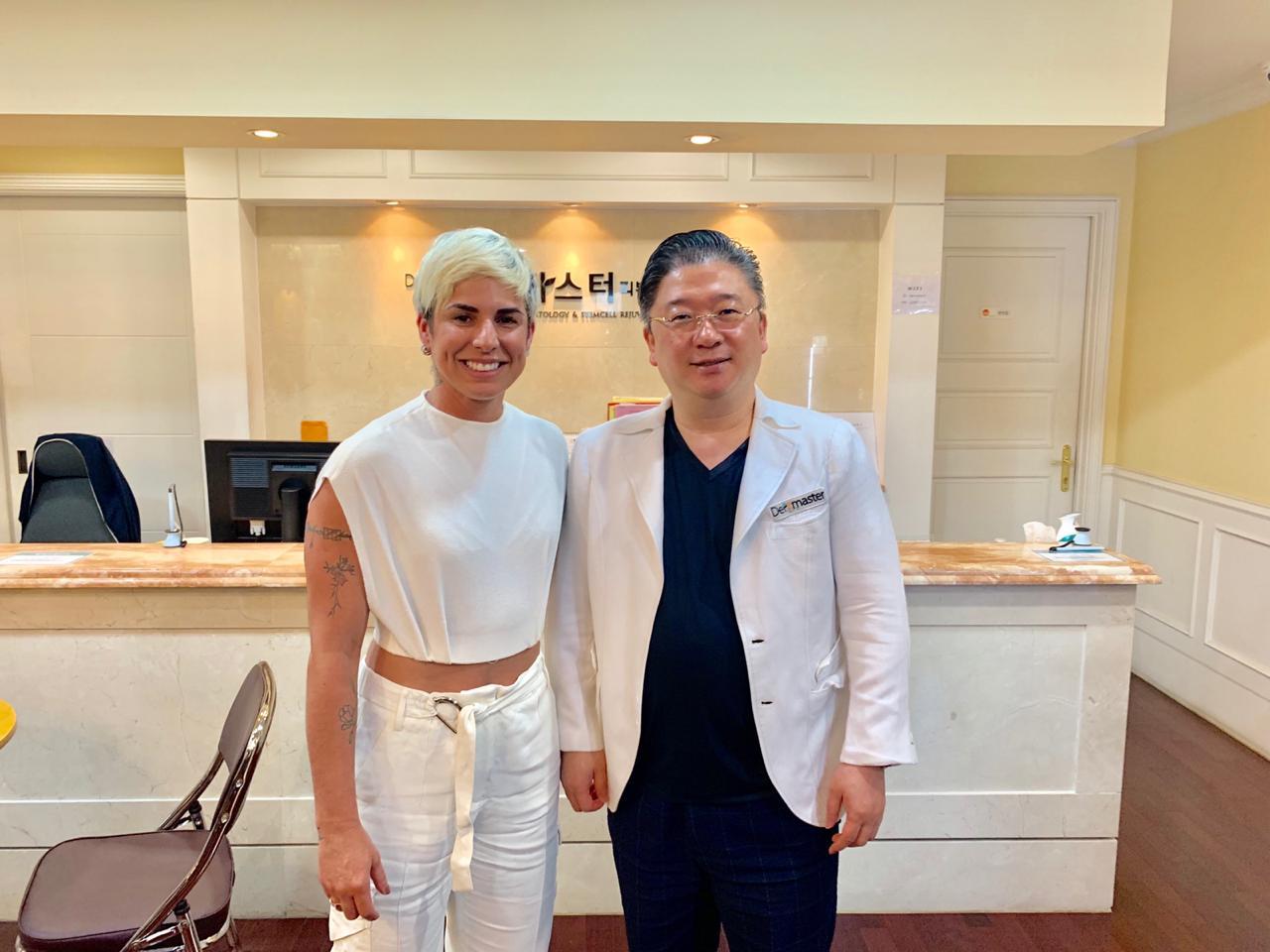 A dentista Mariana Laranja ao lado do Dr. Kwon, na Coreia do SuL. Foto: Brenda Sangi