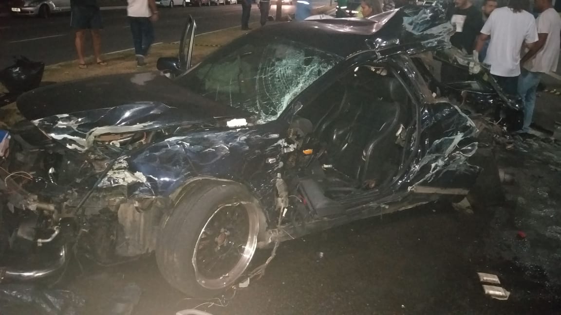 O motorista do Audi responsável pelo acidente atingiu dois postes sobre o canteiro central da pista, um ônibus e um Sandero que vinham no sentido contrário da via. Foto: Ouvinte BandNews FM ES