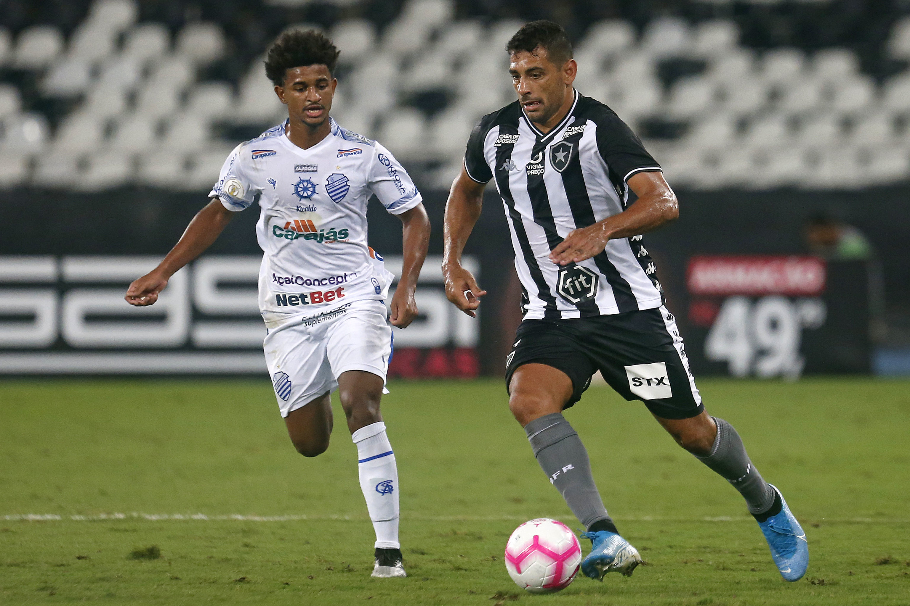 Luciano Castán fez gol contra o CSA aos 15 minutos do primeiro tempo. Na segunda etapa, Ricardo Bueno marcou a favor da equipe alagoana aos 21 minutos. E na sequência, Igor Cássio definiu o placar para Botafogo. Foto: Vitor Silva/Botafogo