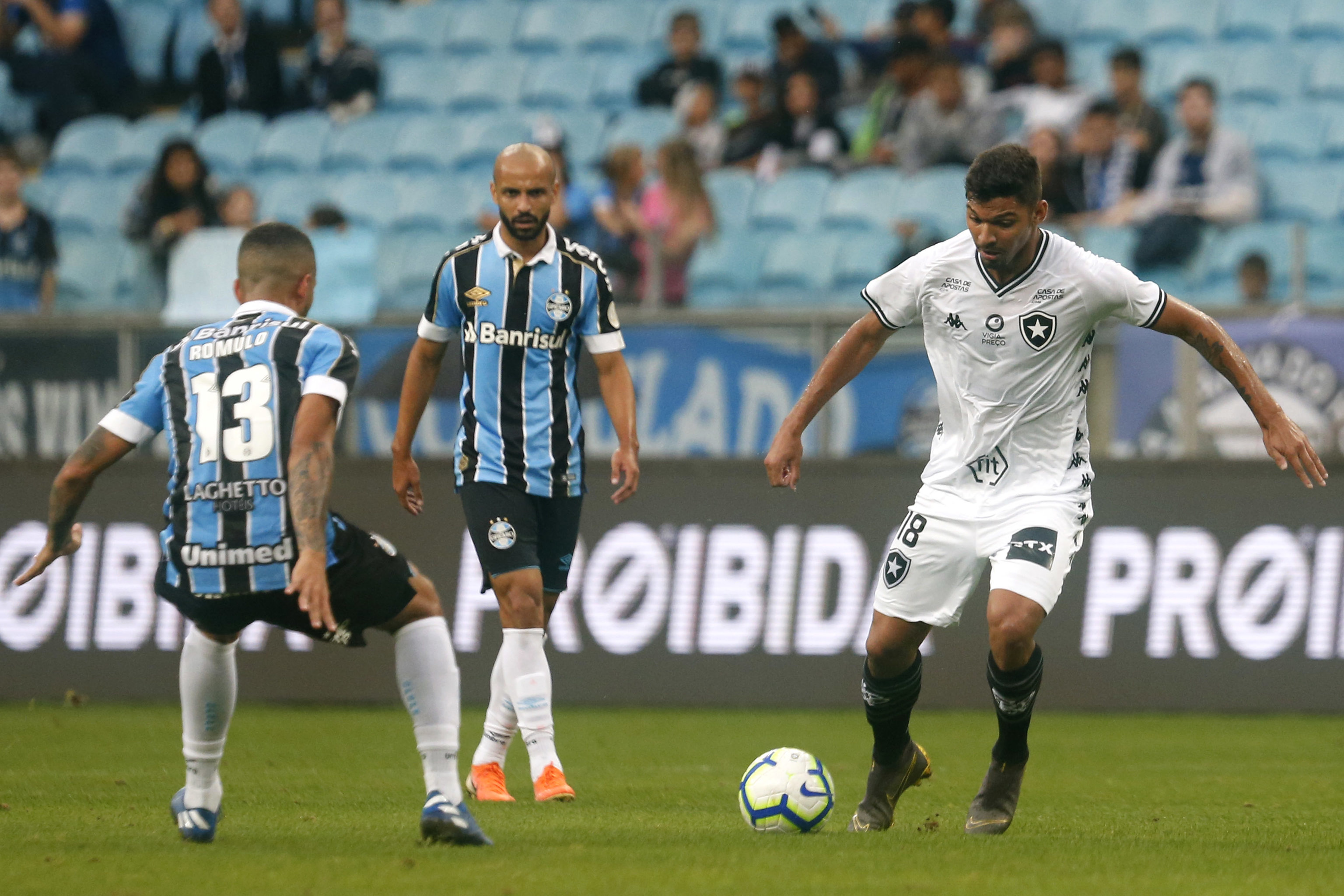 Maicon marcou o primeiro para o time gaúcho aos 11 minutos do primeiro tempo. Na segunda etapa, Thaciano ampliou aos 25 e Everton definiu o placar aos 34 minutos. Foto: Vitor Silva/Botafogo