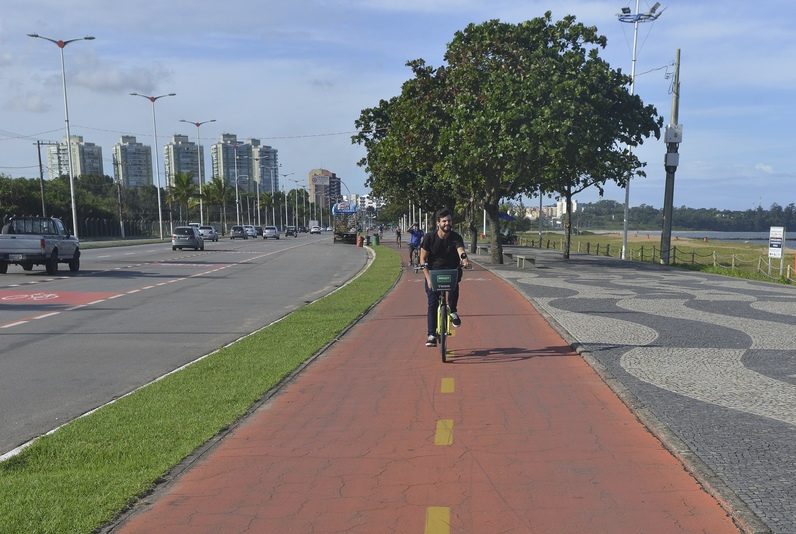 Ciclovia da Avenida Dante Michelini, Praia de Camburi, Vitória. Foto: Chico Guedes