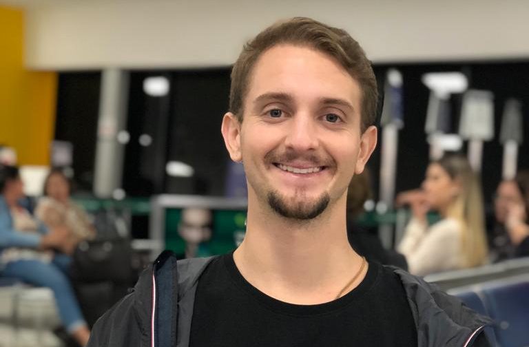 Caio perdeu o movimento das pernas e desde então passa por tratamentos médicos. Foto: Arquivo Pessoal