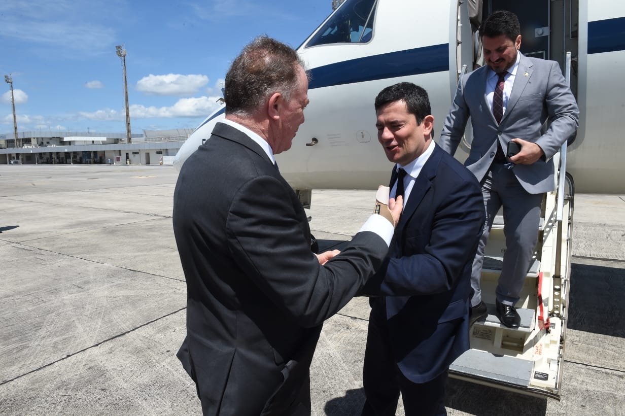 Renato Casagrande recebe e cumprimenta o ministro Sergio Moro e o senador Marcos do Val. Foto: Secom/Hélio Filho