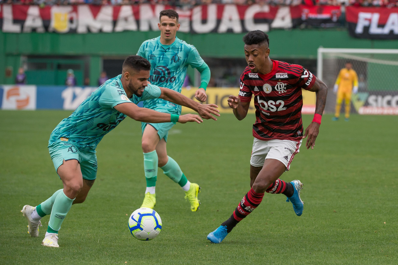 Aos 35 minutos do 1º tempo, Vitinho cruzou, a defesa parou pedindo impedimento e Bruno Henrique marcou de cabeça. O gol foi validado pela arbitragem após consulta do VAR. Foto: Alexandre Vidal / Flamengo