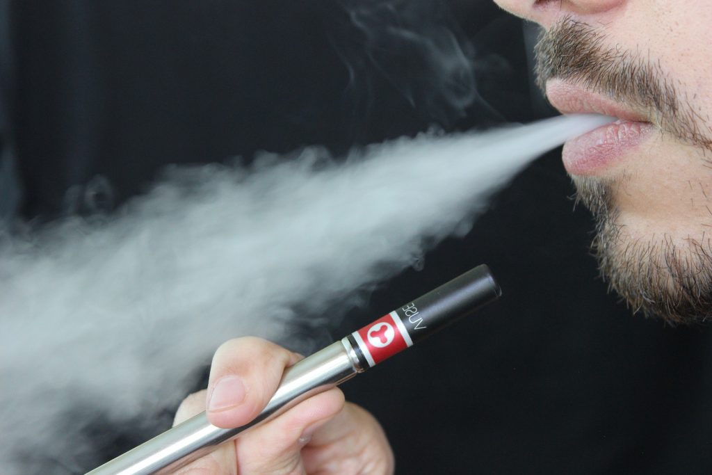 Alerta: Cigarro eletrônico não tem controle de composição. Foto: Lindsay Fox/Pixabay