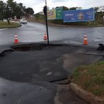 A cratera surgiu na madrugada desta terça-feira, após o asfalto ceder. Foto: Ouvinte BandNews FM ES