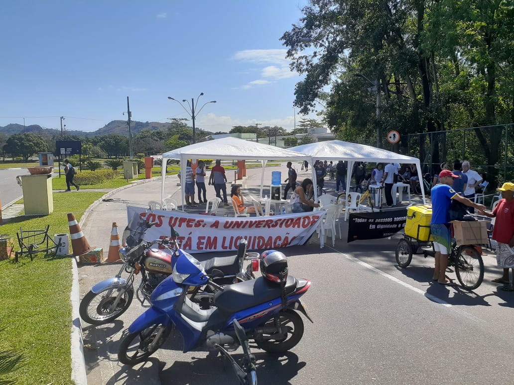 Segundo os manifestantes, os portões da Ufes permanecerão fechados por 48 horas. A entrada de veículos só será liberada a partir de sexta-feira. Foto: Vinicius Arruda
