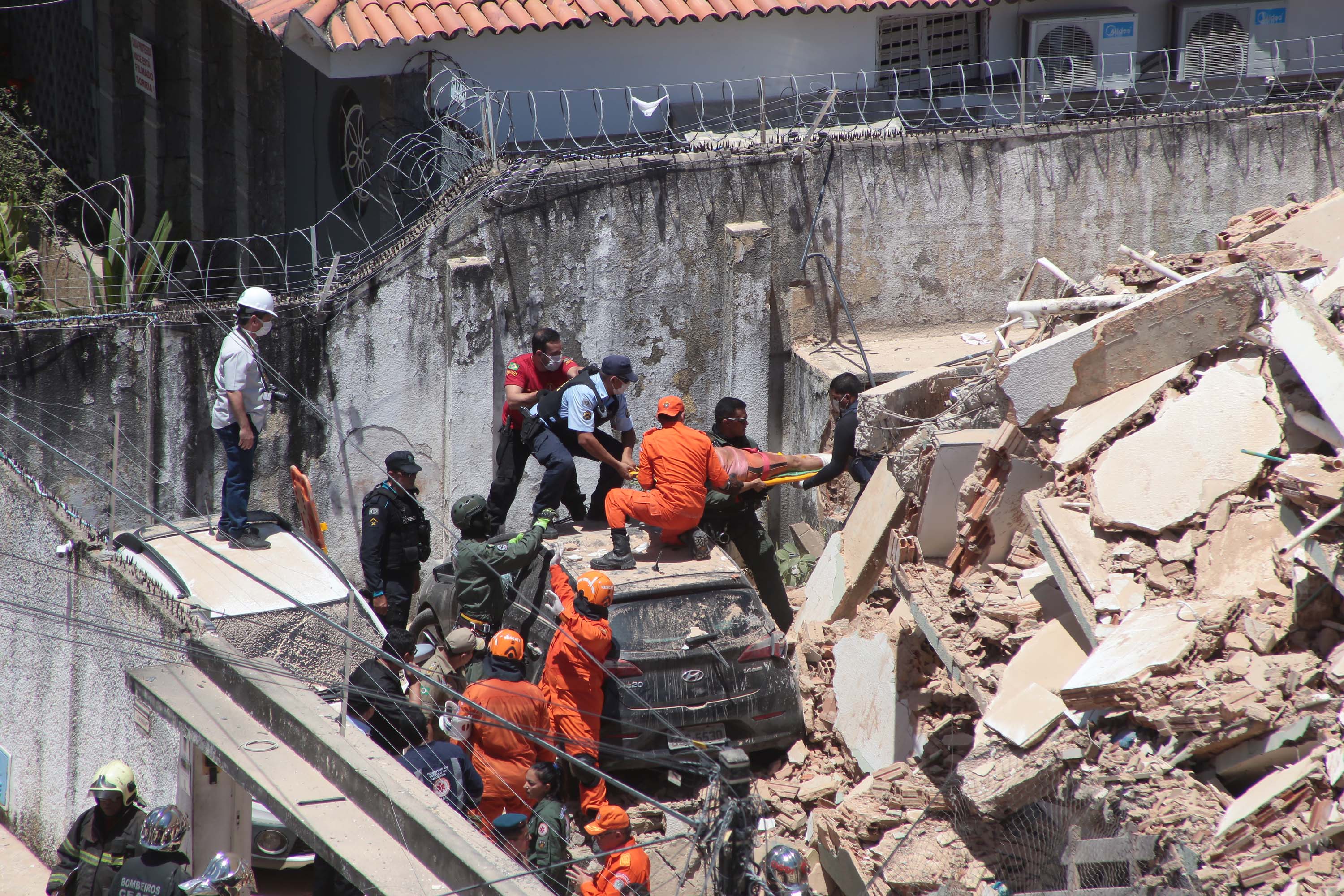 Equipes de resgate trabalharam durante todo o dia em busca de vítimas sob os escombros. Foto: Kleber Gonçalves/Futura Press/Estadão Conteúdo.jpg