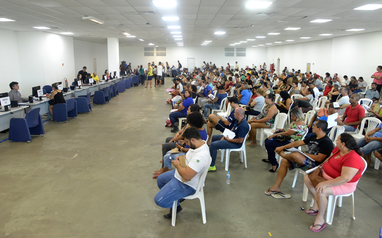 Nesta terça-feira, o primeiro dia de atendimento à população, houve fila e espera. Foto: Chico Guedes