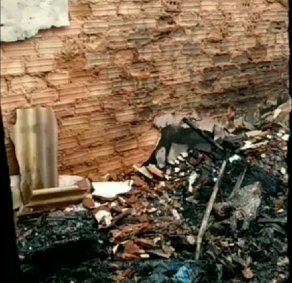 Vários cômodos da casa foram destruídos durante o incêndio. Foto: Reprodução