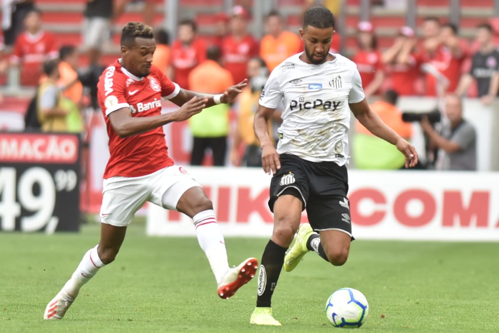 Em jogo com 3 gols anulados, Santos e Inter ficam no 0 x 0